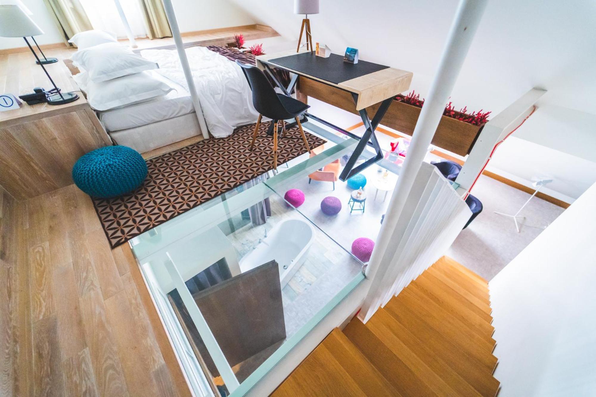 فندق بريستول تريديشن آند لاكشري رشيشوف المظهر الخارجي الصورة A glass floor in a home