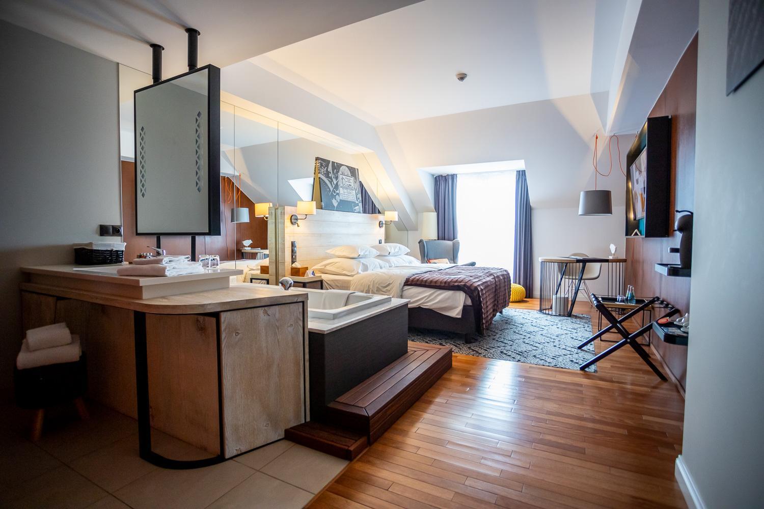 فندق بريستول تريديشن آند لاكشري رشيشوف المظهر الخارجي الصورة A room at the Hotel du Vin & Bistro, Cheltenham