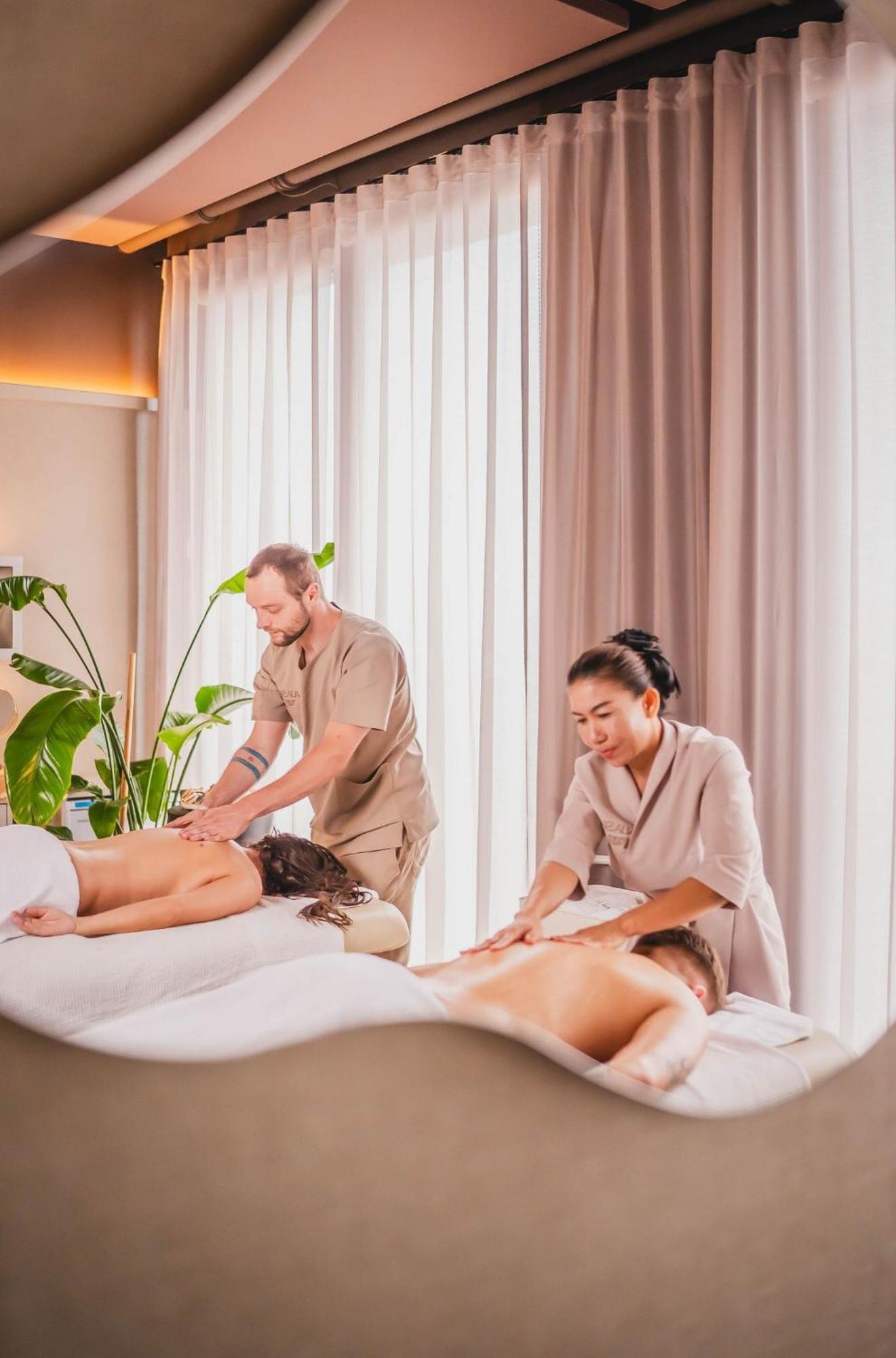 فندق بريستول تريديشن آند لاكشري رشيشوف المظهر الخارجي الصورة Massage therapists working on clients
