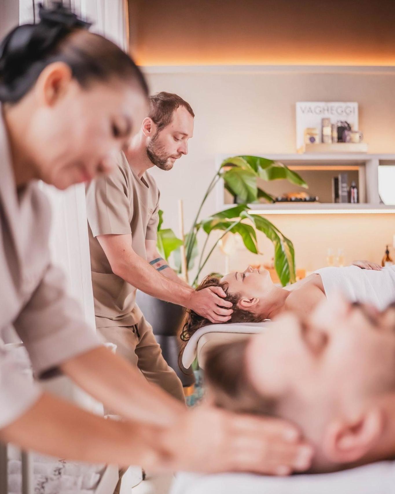 فندق بريستول تريديشن آند لاكشري رشيشوف المظهر الخارجي الصورة A massage therapist working on a client