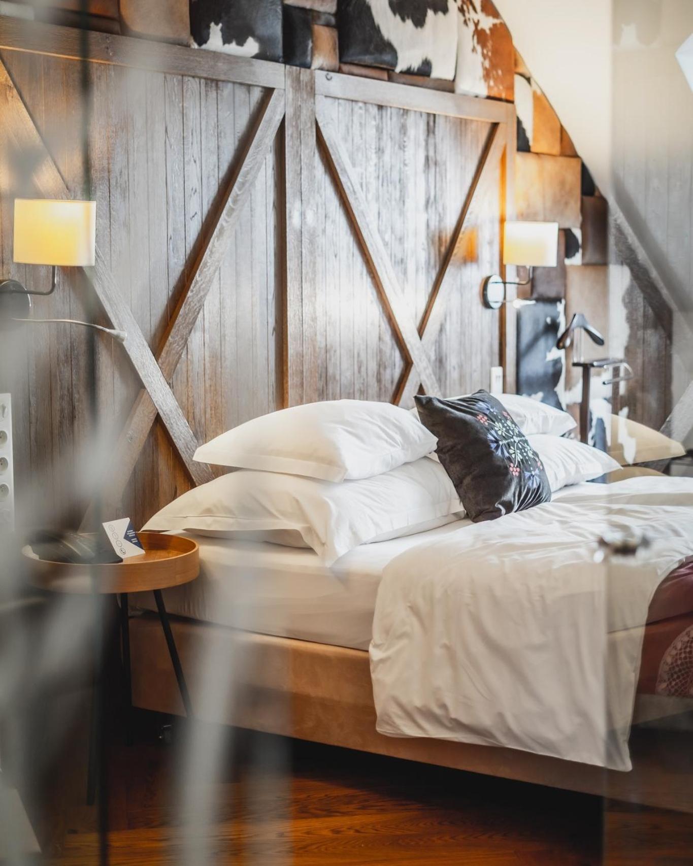 فندق بريستول تريديشن آند لاكشري رشيشوف المظهر الخارجي الصورة A bed with a pillow